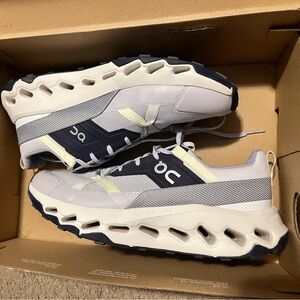 On brand “Cloud Horizon” women’s sz 9.5